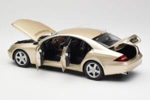 Mercedes CLS C219 Svetlo Béžová Zlatá Kyosho 1:18 08401LBE Kov – obrázok 5 z 8