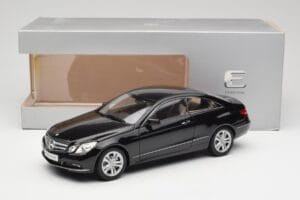 Mercedes E-Class Coupe C207 Obsidian Black Metallic Norev 1:18 B66962418 Kov – obrázok 8 z 8