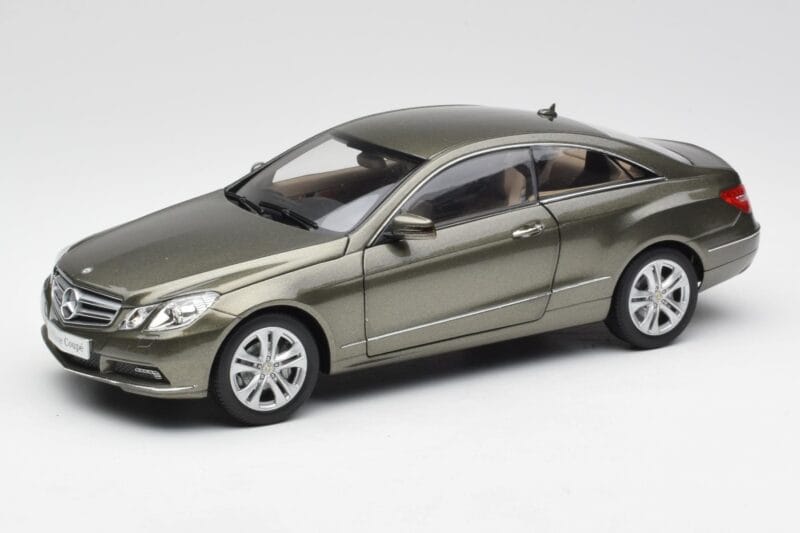 Mercedes E-Class Coupe C207 Titanite Šedý Metalíza Minichamps 1:18 B66962419 Kov