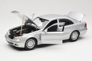 Mercedes E-Class W211 Strieborný Kyosho 1:18 B66962146 Kov – obrázok 2 z 8