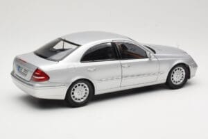 Mercedes E-Class W211 Strieborný Kyosho 1:18 B66962146 Kov – obrázok 3 z 8