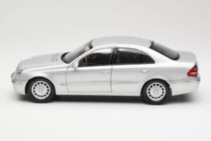 Mercedes E-Class W211 Strieborný Kyosho 1:18 B66962146 Kov – obrázok 4 z 8