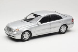 Mercedes E-Class W211 Strieborný Kyosho 1:18 B66962146 Kov