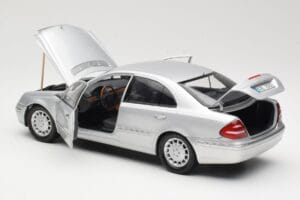 Mercedes E-Class W211 Strieborný Kyosho 1:18 B66962146 Kov – obrázok 5 z 8
