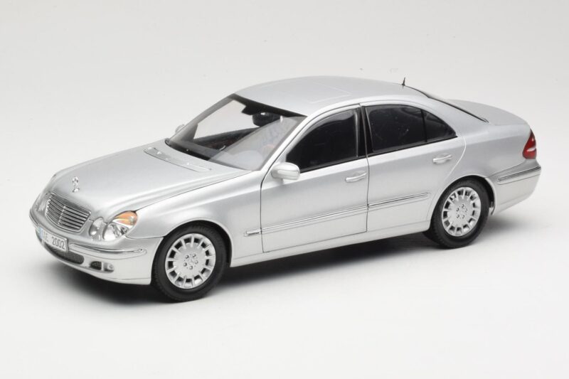 Mercedes E-Class W211 Strieborný Kyosho 1:18 B66962146 Kov