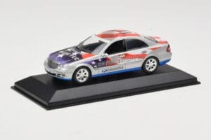 Mercedes E-Class W211 #11 Bluetec Paris-Beijing 2006 Minichamps 1:43 B66962267-R Kov – obrázok 2 z 4