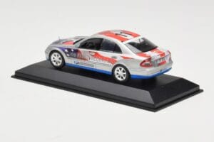 Mercedes E-Class W211 #11 Bluetec Paris-Beijing 2006 Minichamps 1:43 B66962267-R Kov – obrázok 3 z 4