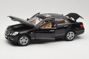Mercedes E-Class W211 Čierny Maisto 1:18 31172 Kov – obrázok 2 z 8