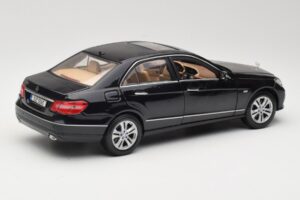 Mercedes E-Class W211 Čierny Maisto 1:18 31172 Kov – obrázok 3 z 8