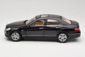 Mercedes E-Class W211 Čierny Maisto 1:18 31172 Kov – obrázok 4 z 8