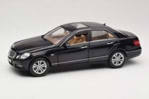 Mercedes E-Class W211 Čierny Maisto 1:18 31172 Kov