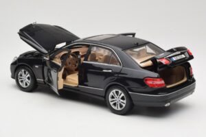 Mercedes E-Class W211 Čierny Maisto 1:18 31172 Kov – obrázok 5 z 8