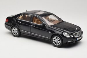 Mercedes E-Class W211 Čierny Maisto 1:18 31172 Kov – obrázok 6 z 8