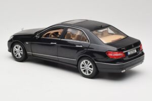Mercedes E-Class W211 Čierny Maisto 1:18 31172 Kov – obrázok 7 z 8