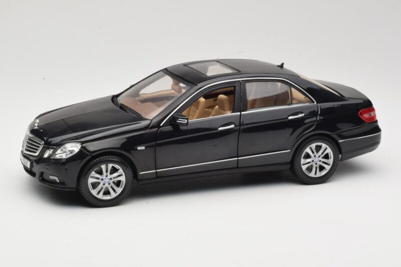 Mercedes E-Class W211 Čierny Maisto 1:18 31172 Kov