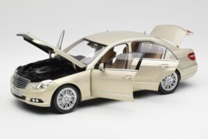 Mercedes E-Class W212 Elegance Pearl Beige Metalíza Minichamps 1:18 B66960215 Kov – obrázok 2 z 8