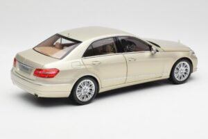 Mercedes E-Class W212 Elegance Pearl Beige Metalíza Minichamps 1:18 B66960215 Kov – obrázok 3 z 8
