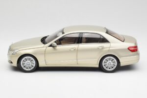 Mercedes E-Class W212 Elegance Pearl Beige Metalíza Minichamps 1:18 B66960215 Kov – obrázok 4 z 8
