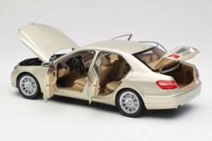 Mercedes E-Class W212 Elegance Pearl Beige Metalíza Minichamps 1:18 B66960215 Kov – obrázok 5 z 8