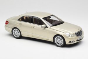 Mercedes E-Class W212 Elegance Pearl Beige Metalíza Minichamps 1:18 B66960215 Kov – obrázok 6 z 8