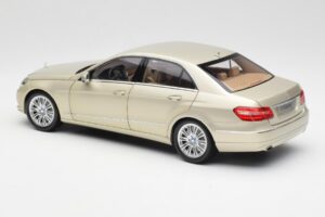 Mercedes E-Class W212 Elegance Pearl Beige Metalíza Minichamps 1:18 B66960215 Kov – obrázok 7 z 8