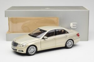 Mercedes E-Class W212 Elegance Pearl Beige Metalíza Minichamps 1:18 B66960215 Kov – obrázok 8 z 8