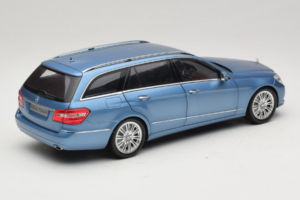 Mercedes E-Class W212 Estate Indigolith Metallic Blue Minichamps 1:18 B66962449 Kov – obrázok 3 z 8