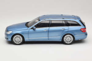Mercedes E-Class W212 Estate Indigolith Metallic Blue Minichamps 1:18 B66962449 Kov – obrázok 4 z 8