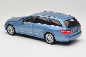 Mercedes E-Class W212 Estate Indigolith Metallic Blue Minichamps 1:18 B66962449 Kov – obrázok 7 z 8