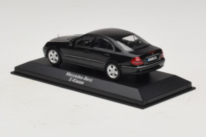 Mercedes E-Class W211 Čierny Minichamps 1:43 B66961950 Kov – obrázok 3 z 4
