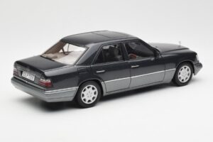 Mercedes E320 W124 Nautik Modrá Metalická Dealer Edition AUTOart 1:18 B66040508 Kov – obrázok 3 z 8