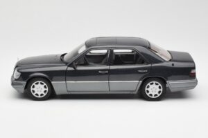 Mercedes E320 W124 Nautik Modrá Metalická Dealer Edition AUTOart 1:18 B66040508 Kov – obrázok 4 z 8