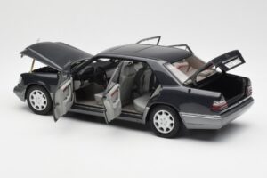 Mercedes E320 W124 Nautik Modrá Metalická Dealer Edition AUTOart 1:18 B66040508 Kov – obrázok 5 z 8