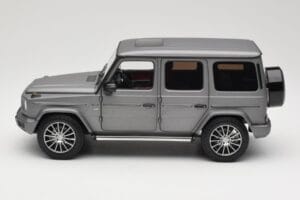 Mercedes G-Class G500 W463A Designo Platinum Magno Minichamps 1:18 B66960811 Kov – obrázok 4 z 8