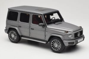 Mercedes G-Class G500 W463A Designo Platinum Magno Minichamps 1:18 B66960811 Kov – obrázok 6 z 8
