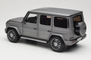 Mercedes G-Class G500 W463A Designo Platinum Magno Minichamps 1:18 B66960811 Kov – obrázok 7 z 8