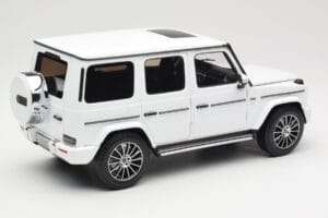 Mercedes G-Class G 500 W463A Diamond White Metallic Minichamps 1:18 113037111 Kov – obrázok 3 z 8