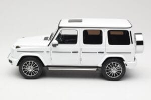 Mercedes G-Class G 500 W463A Diamond White Metallic Minichamps 1:18 113037111 Kov – obrázok 4 z 8