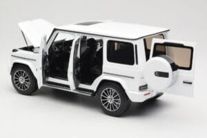 Mercedes G-Class G 500 W463A Diamond White Metallic Minichamps 1:18 113037111 Kov – obrázok 5 z 8