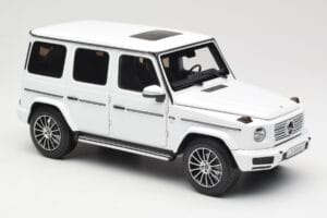 Mercedes G-Class G 500 W463A Diamond White Metallic Minichamps 1:18 113037111 Kov – obrázok 6 z 8