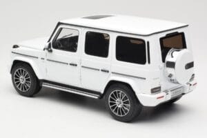 Mercedes G-Class G 500 W463A Diamond White Metallic Minichamps 1:18 113037111 Kov – obrázok 7 z 8