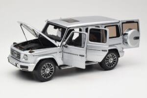 Mercedes G-Class G 500 W463A Iridium Silver Metallic Minichamps 1:18 113037112 Kov – obrázok 2 z 8