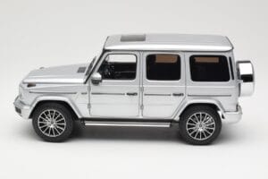 Mercedes G-Class G 500 W463A Iridium Silver Metallic Minichamps 1:18 113037112 Kov – obrázok 4 z 8