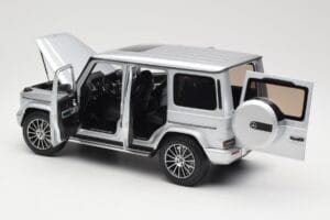 Mercedes G-Class G 500 W463A Iridium Silver Metallic Minichamps 1:18 113037112 Kov – obrázok 5 z 8