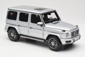 Mercedes G-Class G 500 W463A Iridium Silver Metallic Minichamps 1:18 113037112 Kov – obrázok 6 z 8