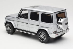 Mercedes G-Class G 500 W463A Iridium Silver Metallic Minichamps 1:18 113037112 Kov – obrázok 7 z 8