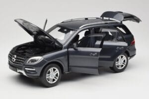 Mercedes M-Class W164 Grey Metallic Minichamps 1:18 100030100 Kov – obrázok 2 z 8