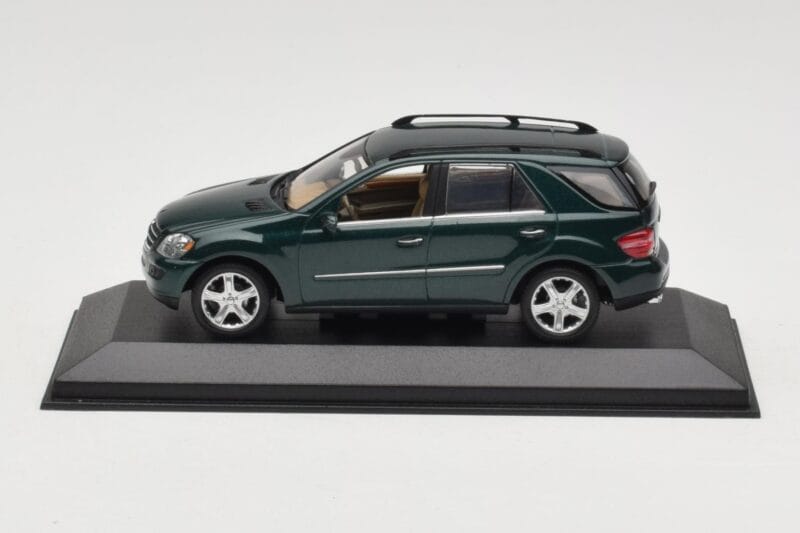 Mercedes ML 500 W164 Tmavo Zelený Minichamps 1:43 400034500 Kov