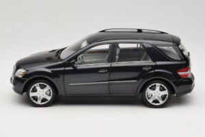 Mercedes ML W164 Obsidian Black Dealerská Edícia Minichamps 1:18 B66962321 Kov – obrázok 4 z 8
