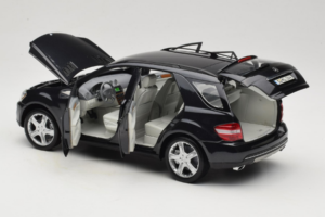 Mercedes ML W164 Obsidian Black Dealerská Edícia Minichamps 1:18 B66962321 Kov – obrázok 5 z 8